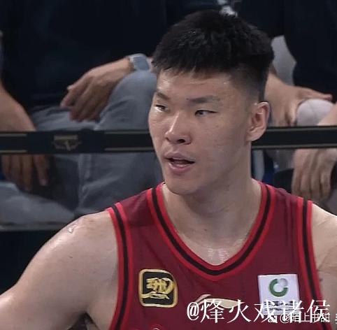 垃圾时间登场刷4分!北京顶薪内线范子铭难掩尴尬 新赛季更边缘化 垃圾时间登场刷4分!北京顶薪内线范子铭难掩尴尬 新赛季更边缘化