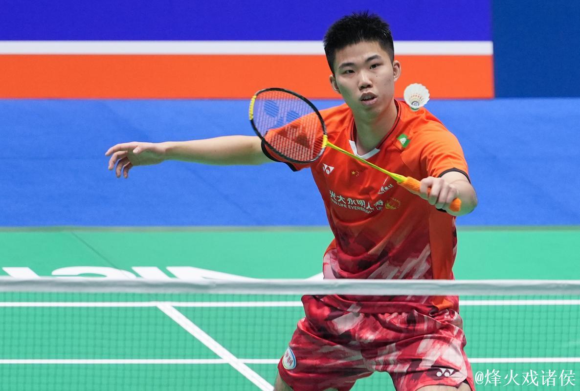 翁泓阳直落两局击败朱轩辰 勇夺全运会羽毛球男单冠军 翁泓阳直落两局击败朱轩辰 勇夺全运会羽毛球男单冠军